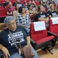 Pessoas do gabinete da Vereadora Luciula, com camisetas escritas com 'Maltratar animais é crime federal' entre participantes da formação