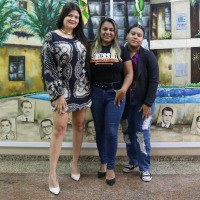 Vereadora Aava Santiago, Conselheira Tutelar Rose Galhardo e uma adolescente em frente ao mural do