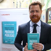 Lucas Velasco em lançamento de livro