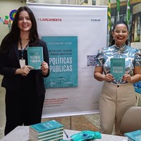 Pessoal em lançamento de livro