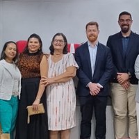 Visitantes à frente da mesa do Auditório Carlos Eurico