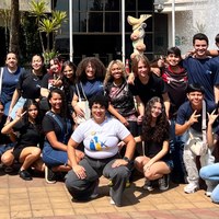 Visitantes em frente a mural da galeria do Plenário