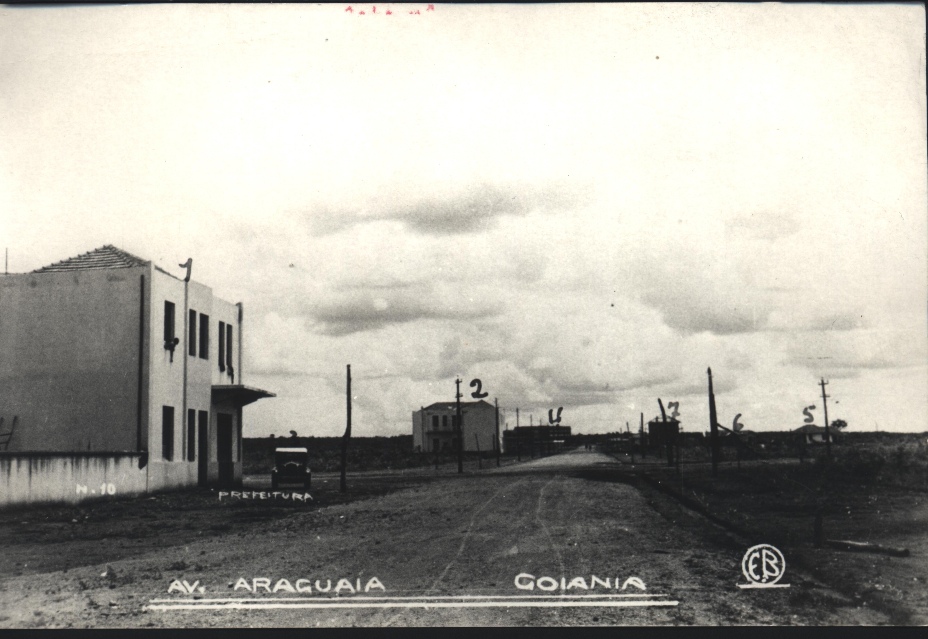 AVENIDA ARAGUAIA - Década de 40 (Arquivo Cedido pela Prefeitura de Goiânia).jpg