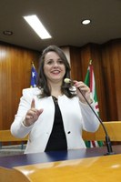 Léia Klébia presta homenagem a mulheres de expressão