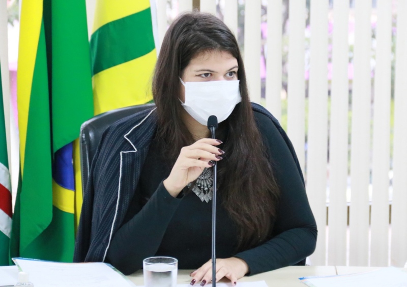 “Profissionais da rede municipal de Goiânia retomam aulas presenciais, sem imunização completa e sem todas as adequações nas escolas”, aponta levantamento