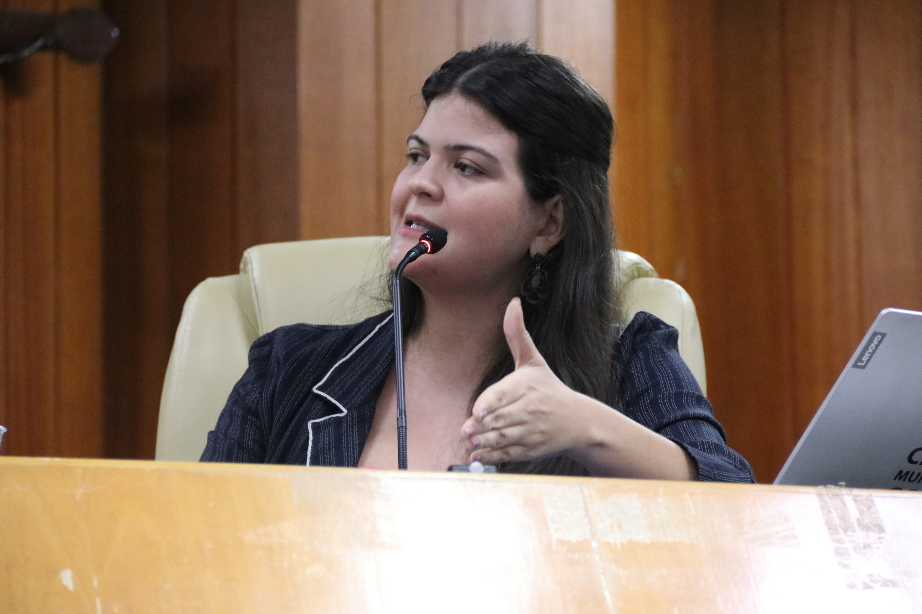 Aava critica vetos do prefeito ao direito de mães trabalhadoras em pleno Dia Internacional da Mulher
