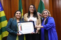 Advogada Amanda Souto Baliza recebe Título de Cidadã Goianiense