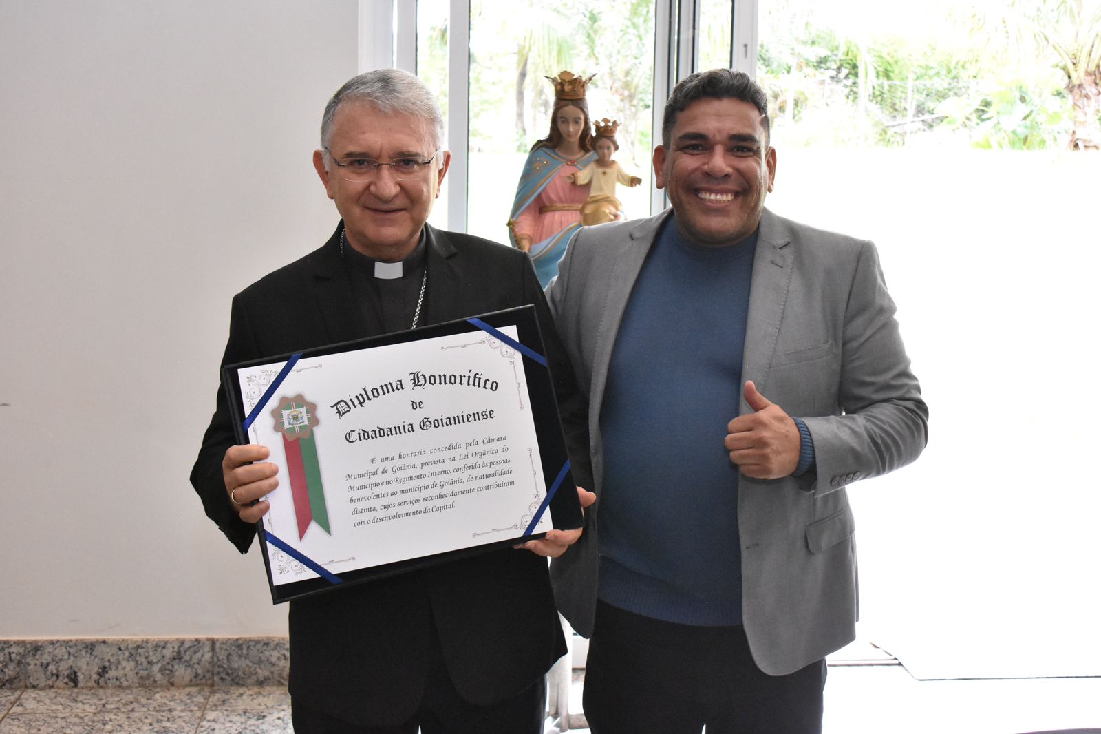 Anderson Sales homenageia Dom Levi com título de cidadão goianiense