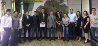 Cabo Senna entrega projeto do Parque Serrinha ao prefeito Iris Rezende