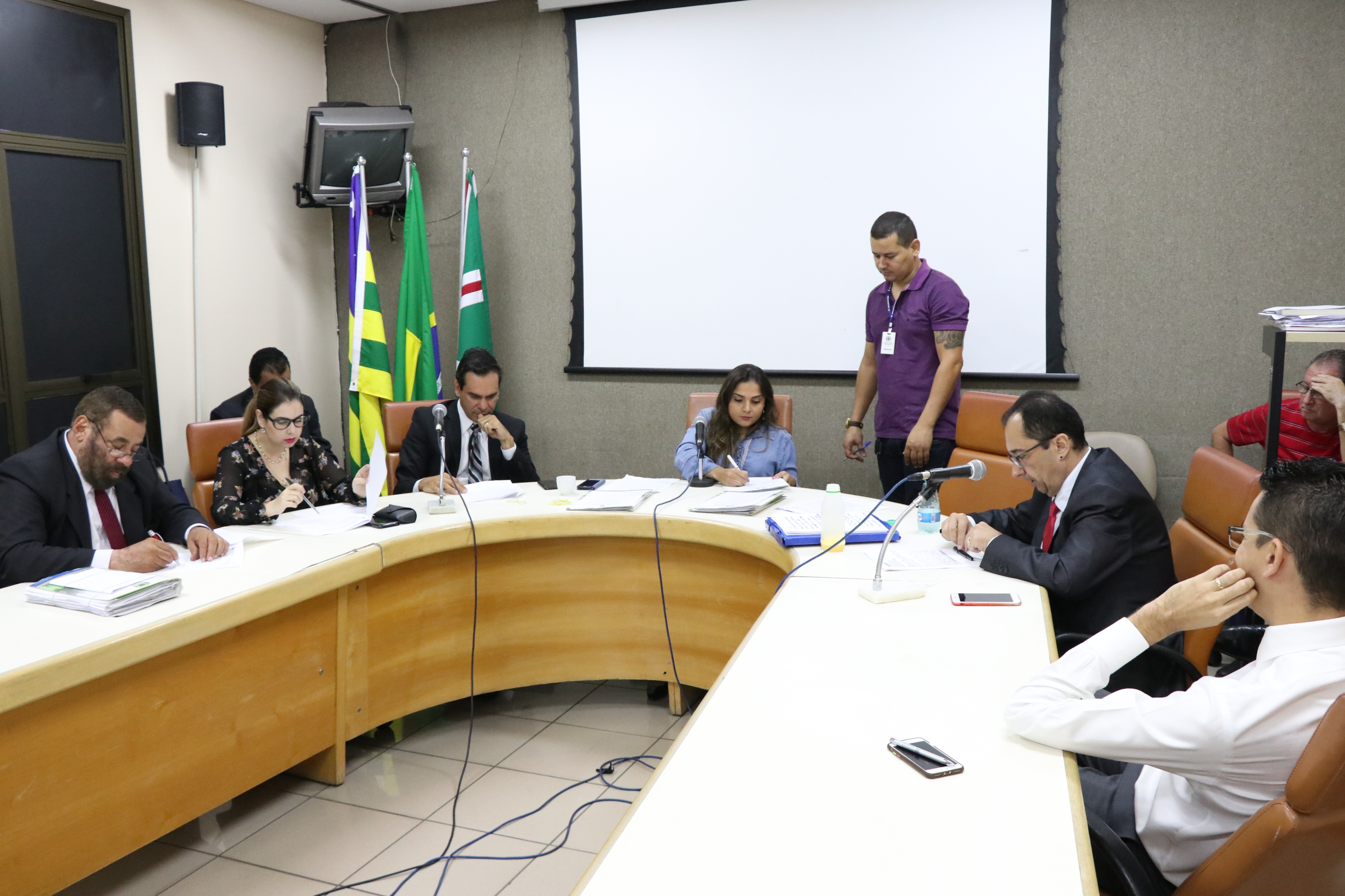 CCJ aprova instalação de faixa de pedestre em frente às escolas da capital