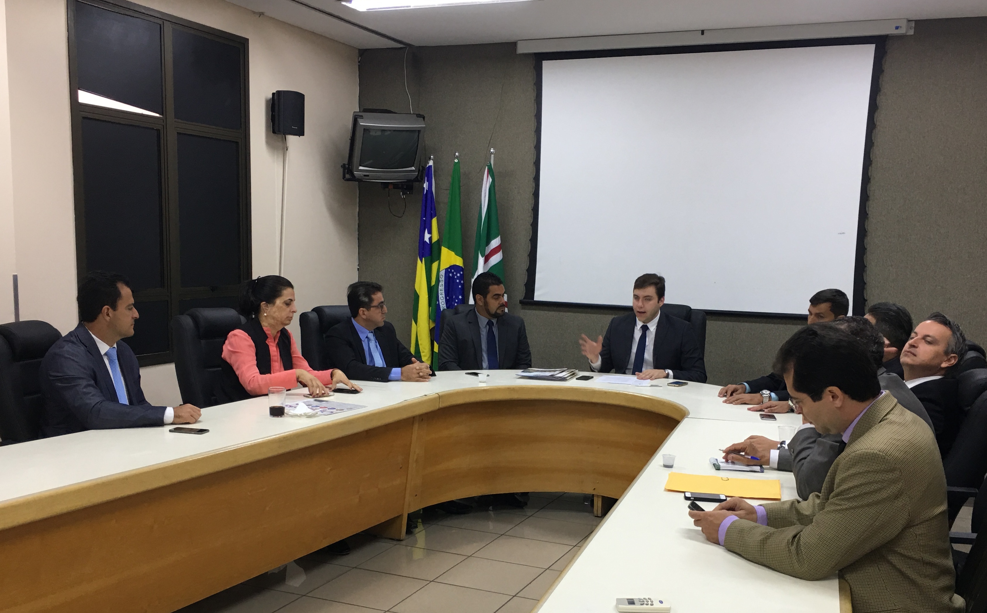 Comissão se reúne e decide convocar prefeito para prestar contas