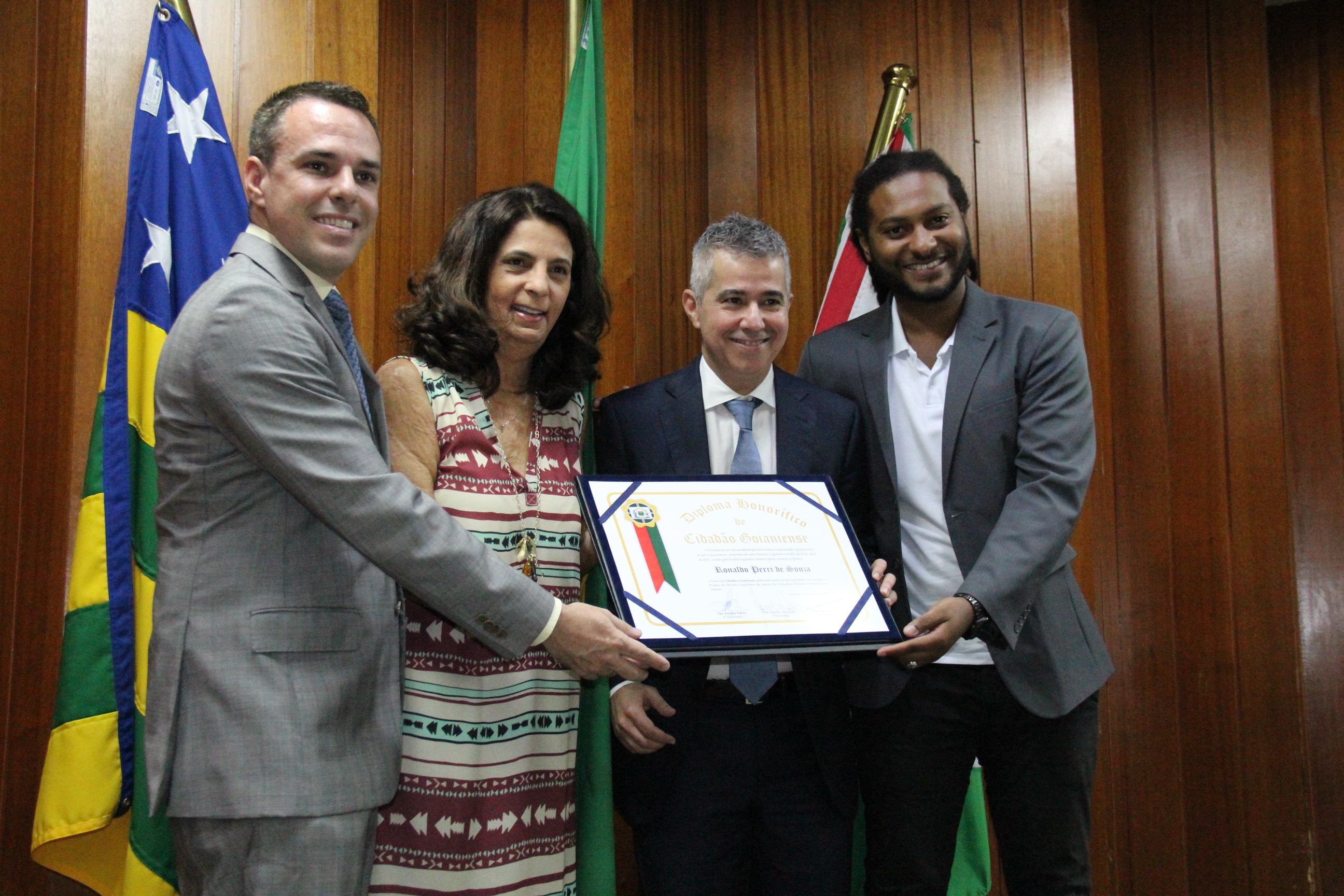 Cristina Lopes entrega título de cidadania ao criador do festival Comida Di Buteco