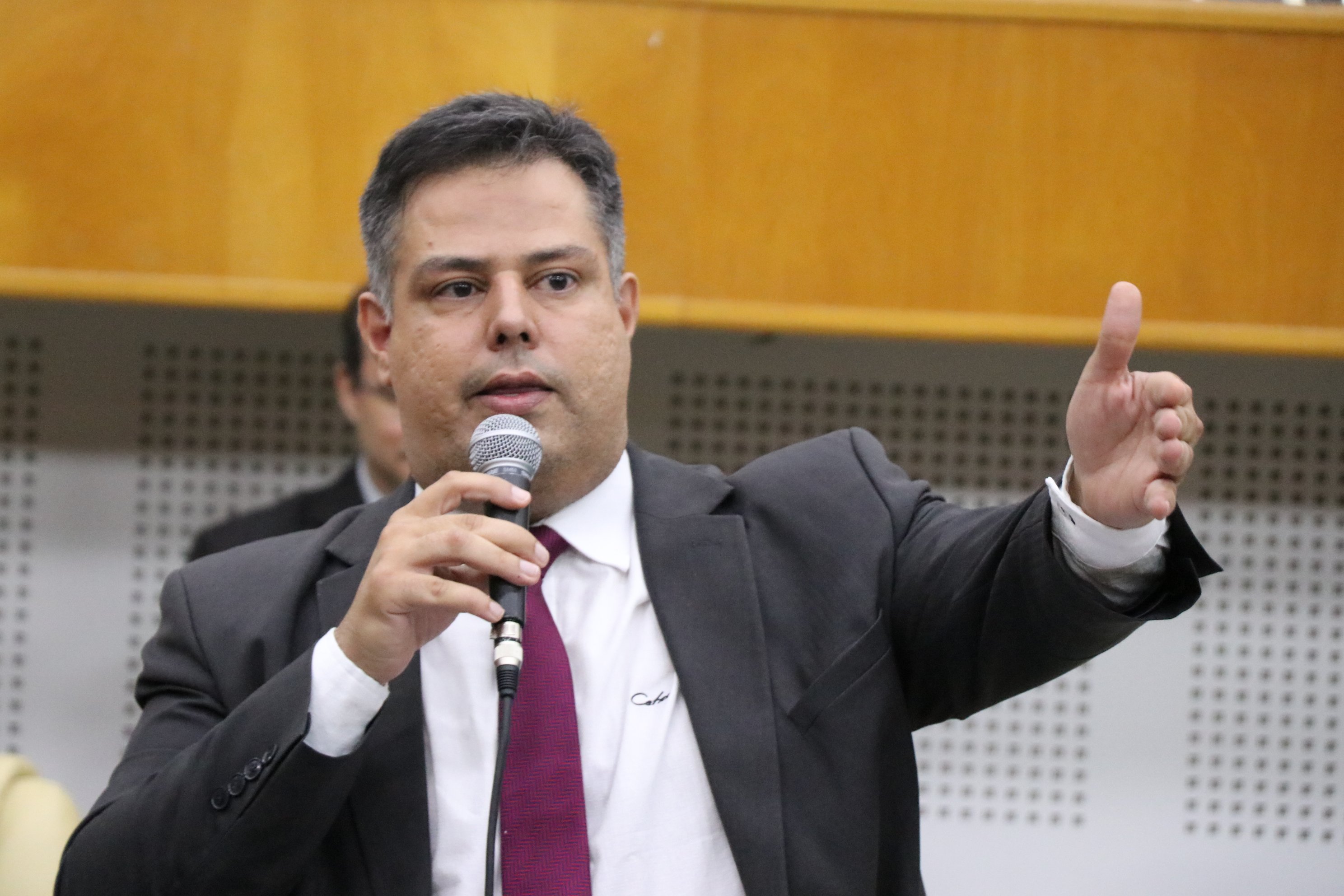 Delegado Eduardo Prado denuncia prejuízo de R$ 200 milhões da Prefeitura   