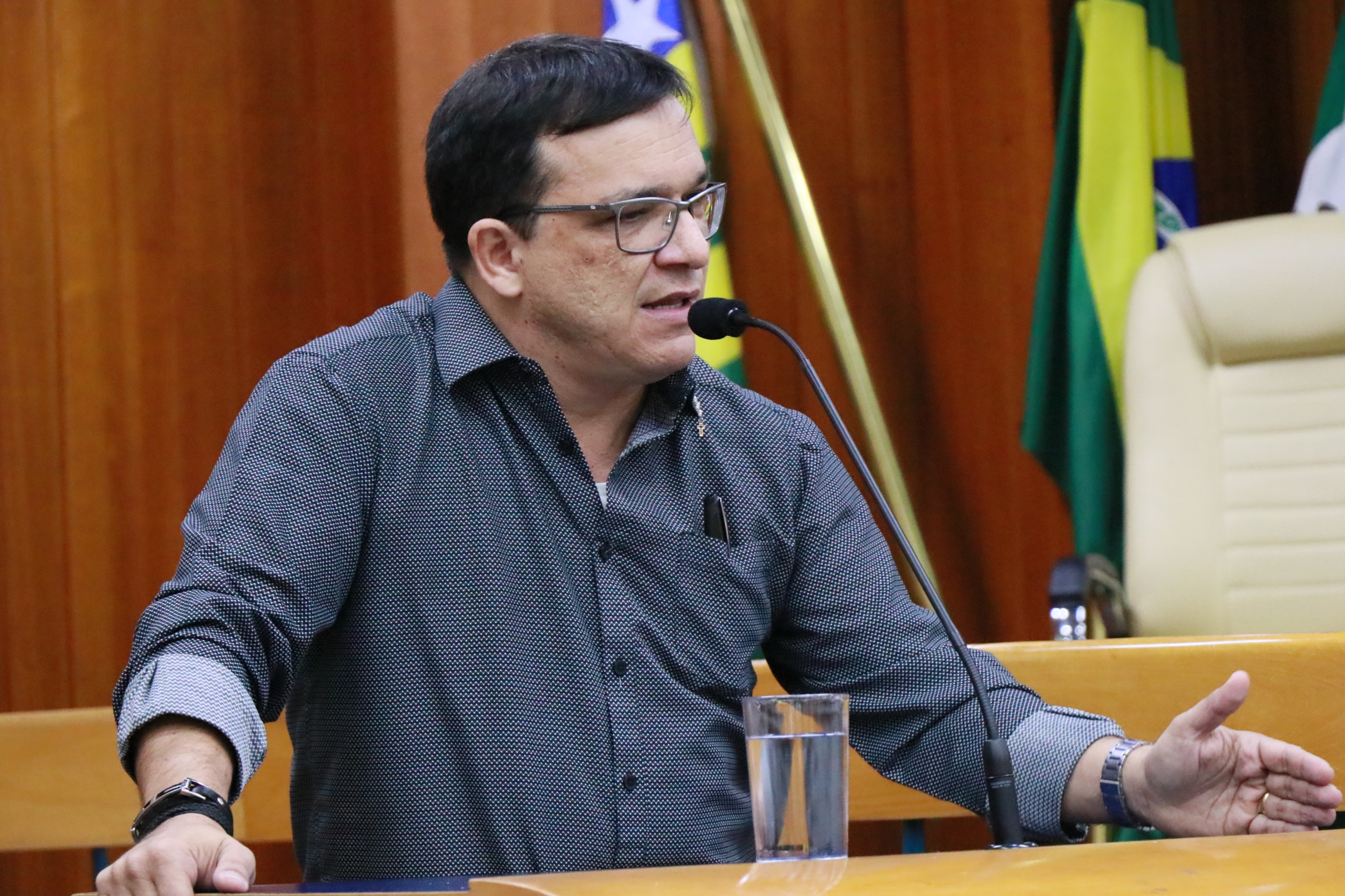Diretor da Seinfra explica, na tribuna, projeto de prolongamento da Marginal Botafogo