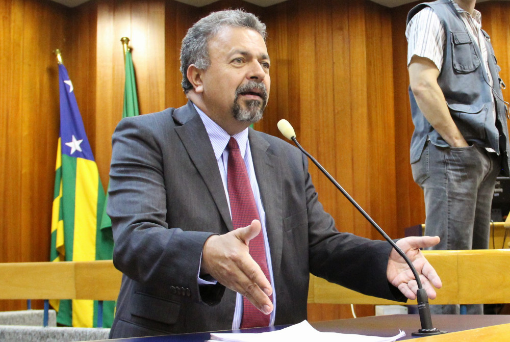 Elias Vaz vai ao MP nesta segunda para buscar apoio contra decreto do Executivo