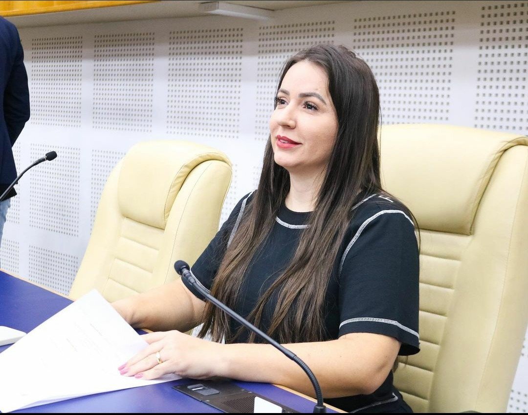 Léia Klebia propõe incentivo em ISS para projetos educacionais