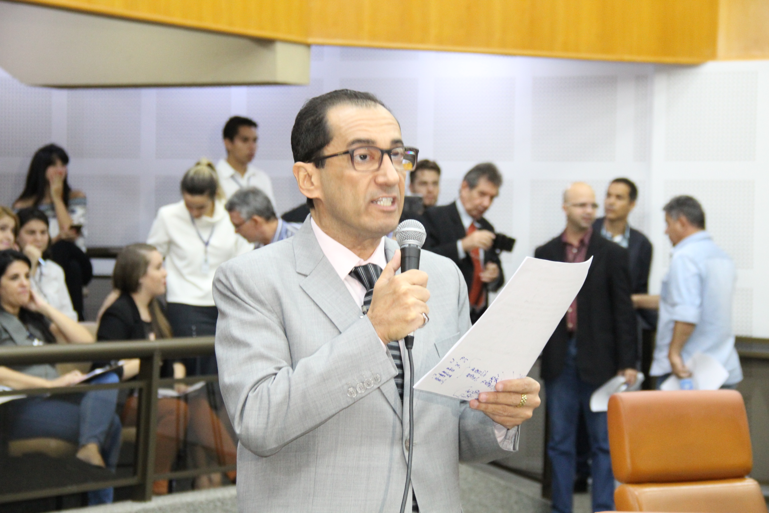 Jorge Kajuru requer exoneração da secretária Fátima Mrué