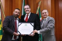 Juiz recebe homenagem após realizar audiência em casa de idoso com câncer  