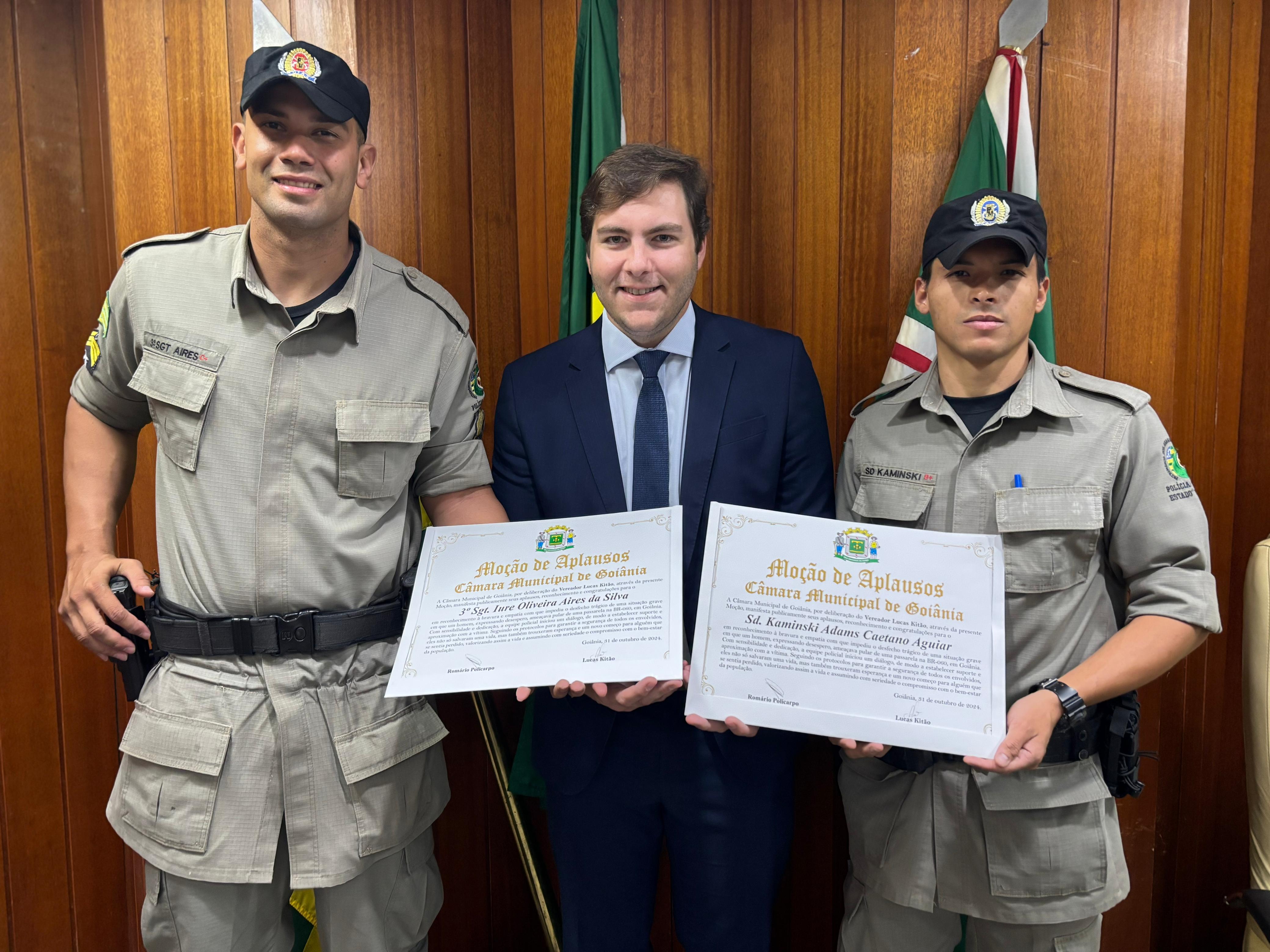 Kitão entrega homenagens a policiais heróis que salvaram um homem no CEASA