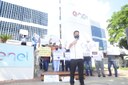 Leandro Sena participa de protesto contra a Enel em Goiânia