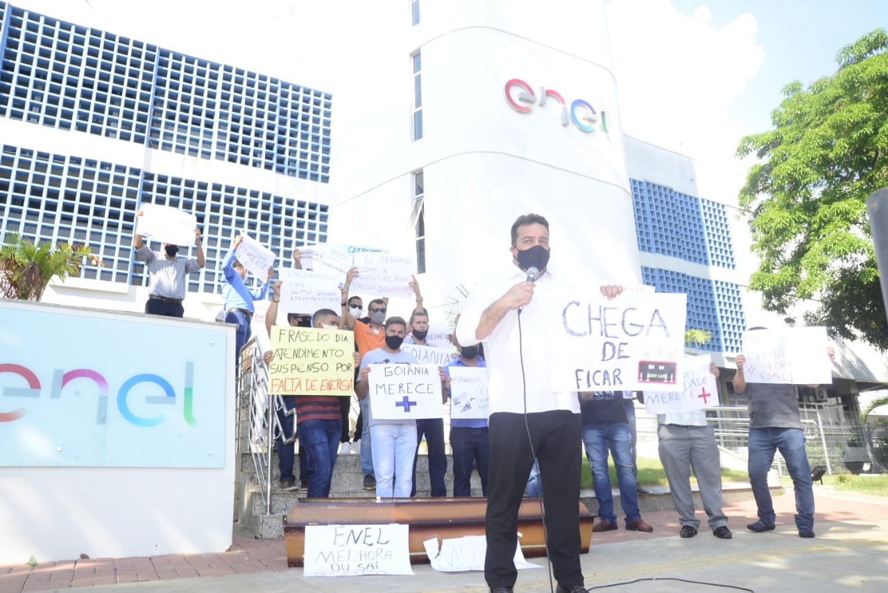 Leandro Sena participa de protesto contra a Enel em Goiânia