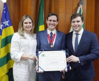 Lucas Kitão entrega Medalha Mérito do Agronegócio a Lissauer Vieira na Câmara de Goiânia