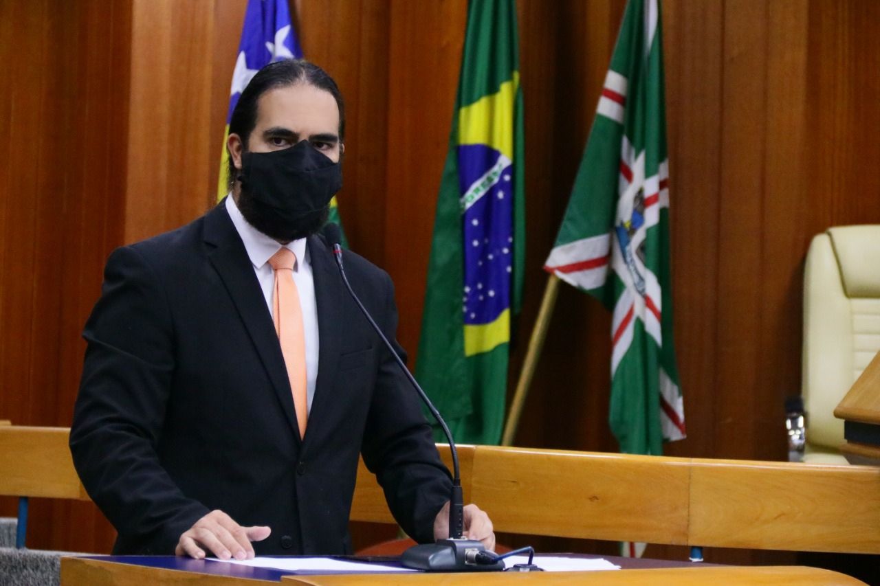 Marlon comemora aprovação definitiva de projeto que veda uso de máscaras de acrílico na capital