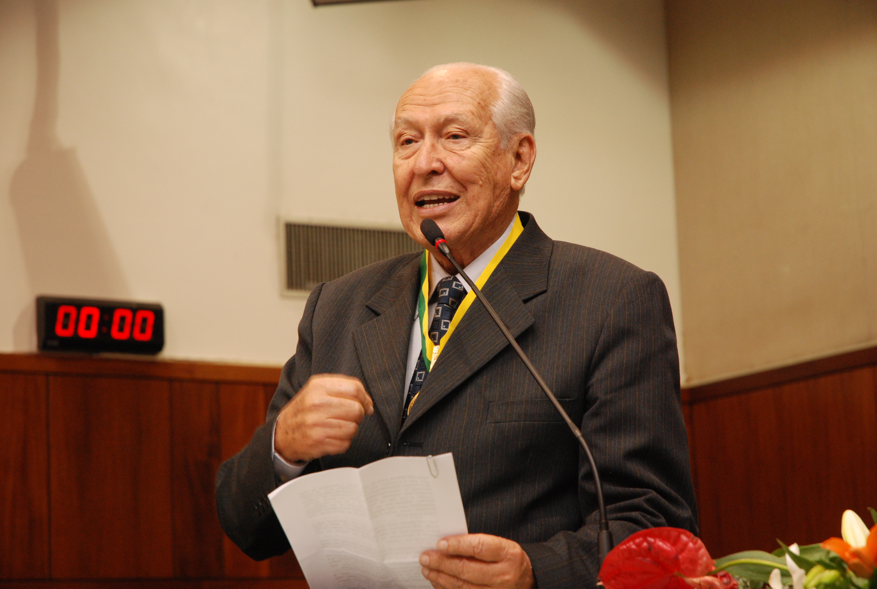 Medalha Prefeito Nion Albernaz é aprovada na CCJ