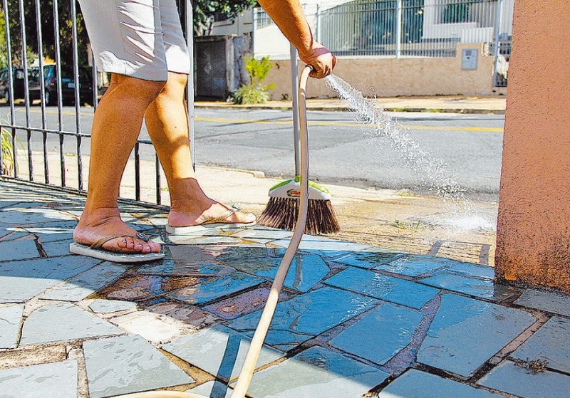 Projeto de lei proíbe limpeza de calçadas com água potável