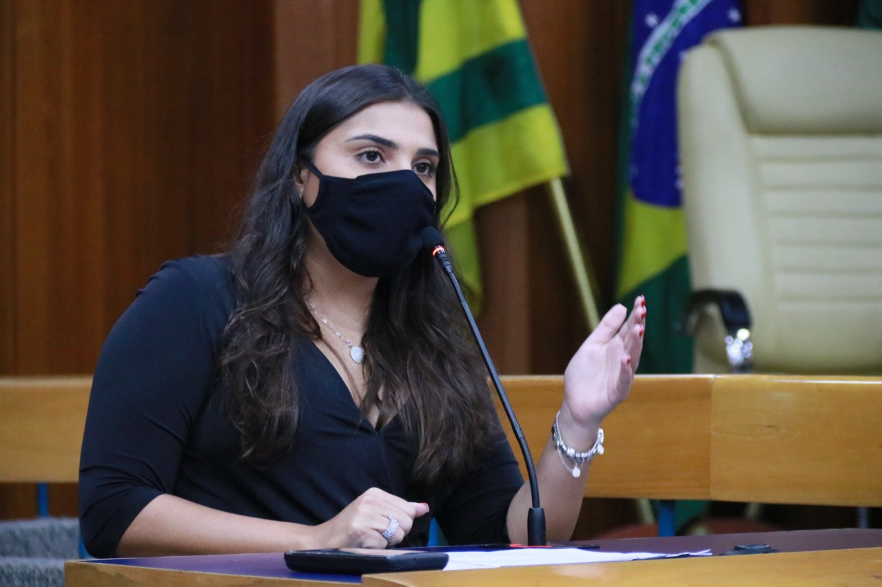 Projeto de Sabrina Garcêz, que alerta sobre endometriose, é aprovado na Comissão de Educação da Câmara Municipal