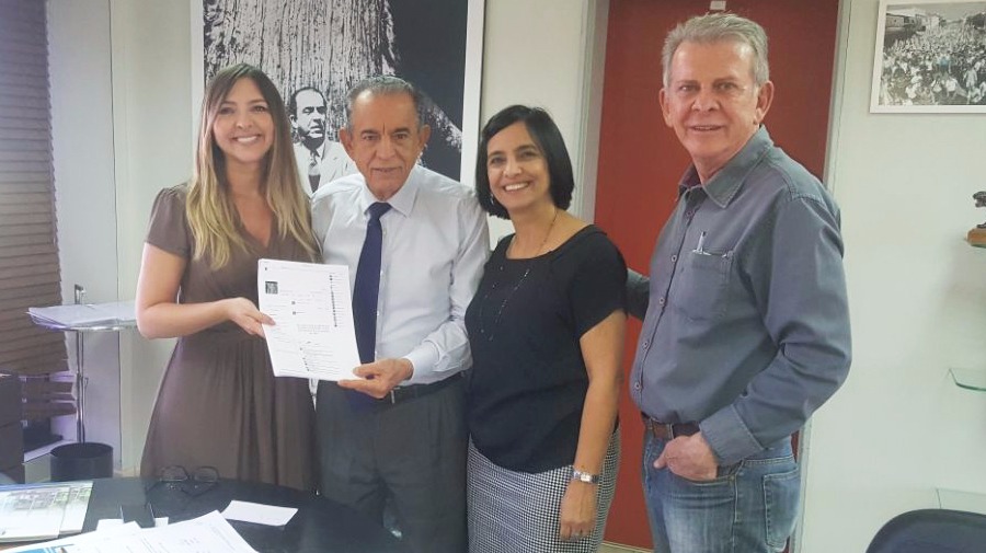 Tatiana Lemos entrega demandas das redes sociais ao prefeito