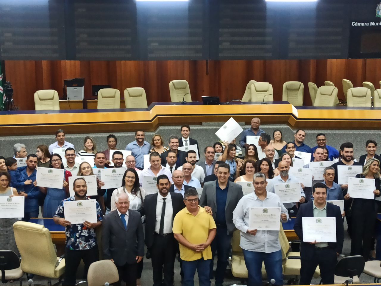 Tiãozinho homenageia comerciantes da região Leste