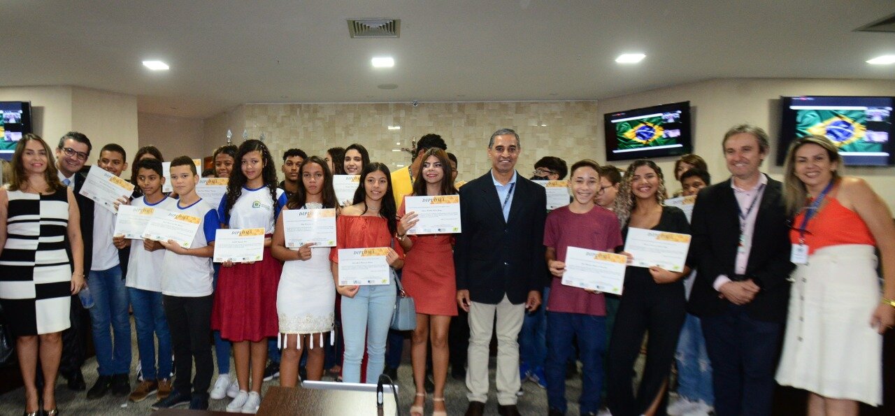 Vereadores mirins participam de sessão da Câmara de Goiânia nesta quarta-feira (9)