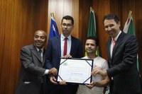 Vinicius entrega Medalha do Mérito Esportivo a Atleta do Taekwondo