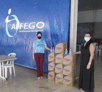 Willian Veloso entrega 2 mil frascos de álcool em gel a 14 instituições